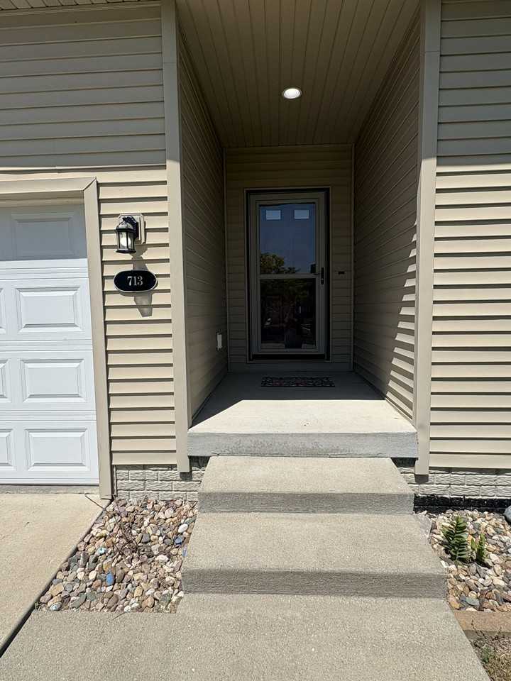 713 Se 12th St - Photo 2 of 44