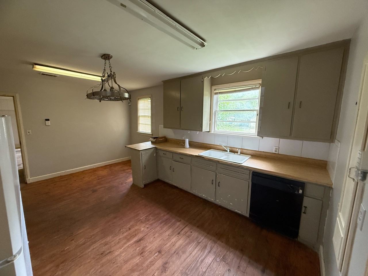 3304 Gilmer Ave - Photo 3 of 9