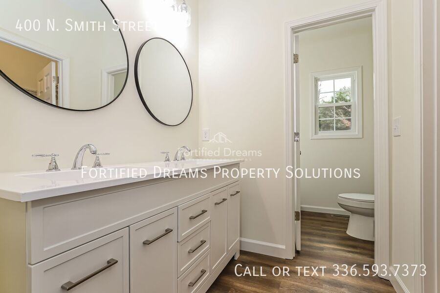 400 N Smith St - Photo 4 of 11