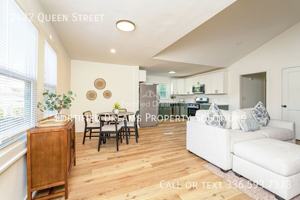 featured image of 2422 Queen St