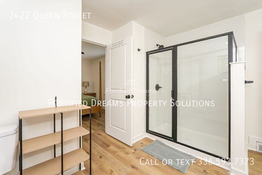 2422 Queen St - Photo 5 of 20
