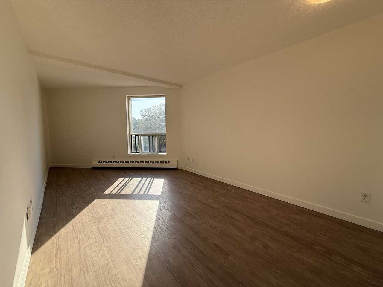 283 Gilmour Ave - Photo 4 of 12