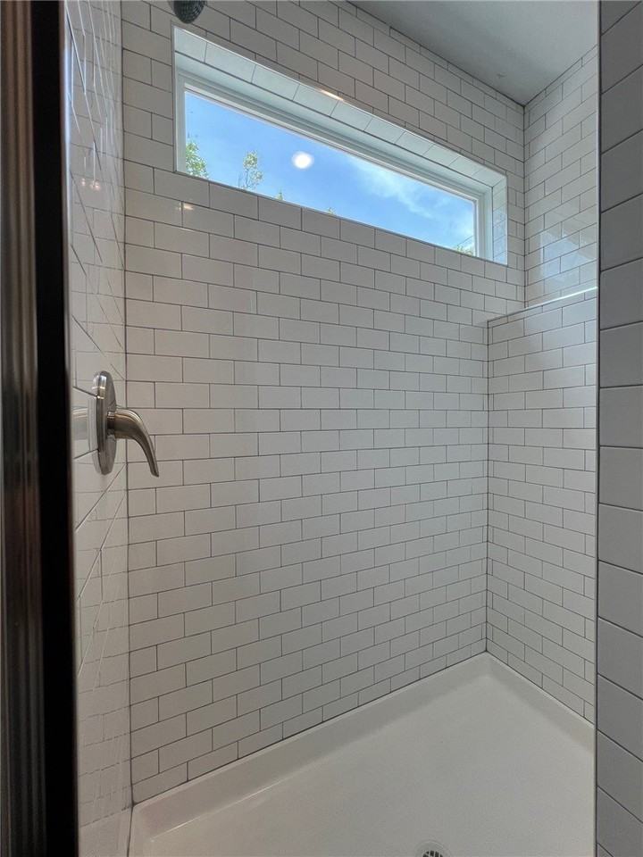 1347 W Hendrix St #2 - Photo 4 of 12