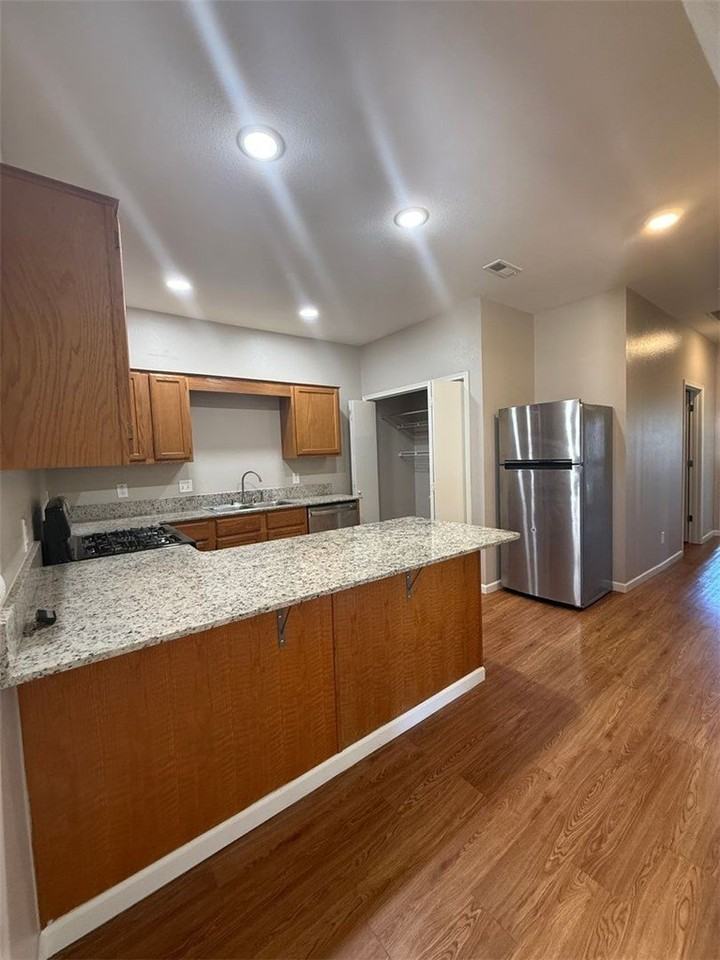 623 N 7th St - Photo 4 of 9