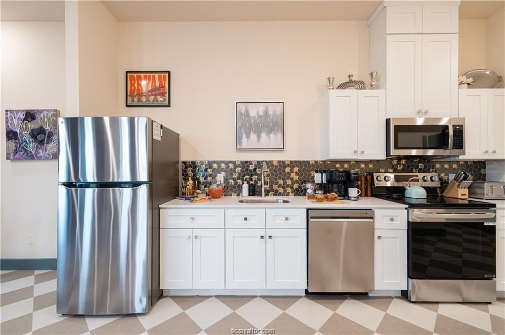 608 N Bryan Ave #224 - Photo 3 of 7