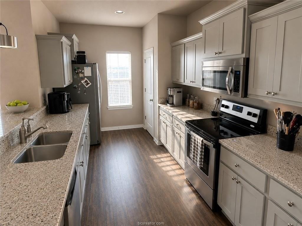 3529 Summerway Dr - Photo 3 of 6
