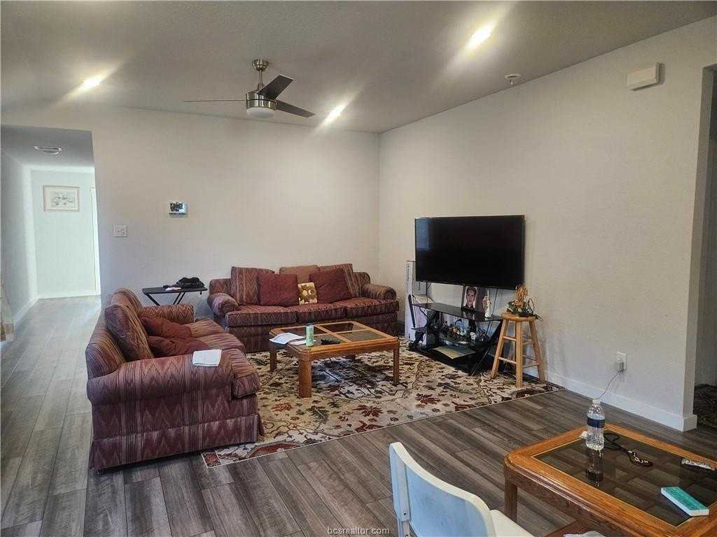 960 Lady Bird Ln - Photo 3 of 7