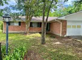 featured image of 407 Fairway Dr