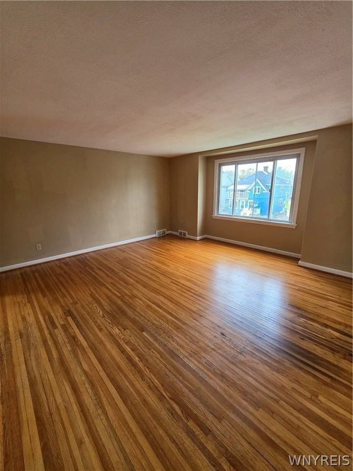 351 Stillwell Ave - Photo 4 of 16