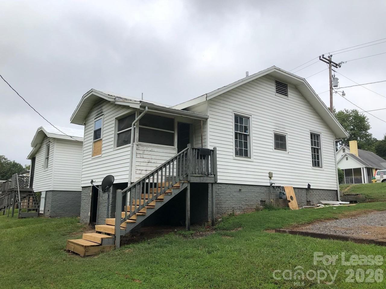 660 E Sharpe St - Photo 2 of 5