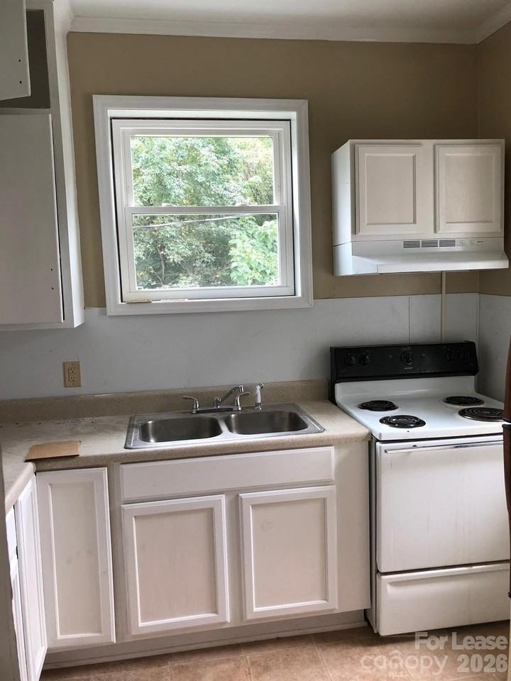 660 E Sharpe St - Photo 4 of 5