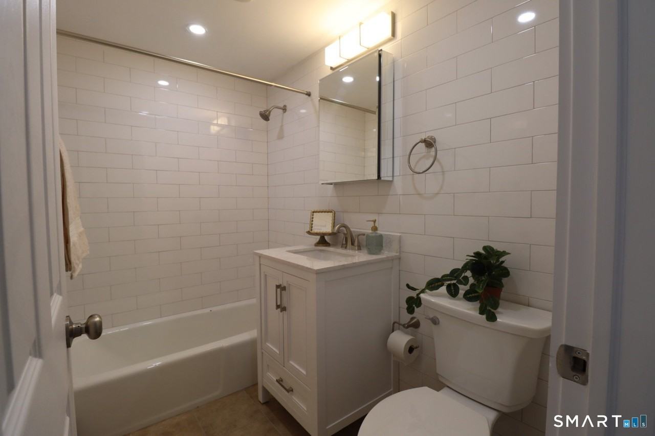 149 Garfield Ave - Photo 4 of 7