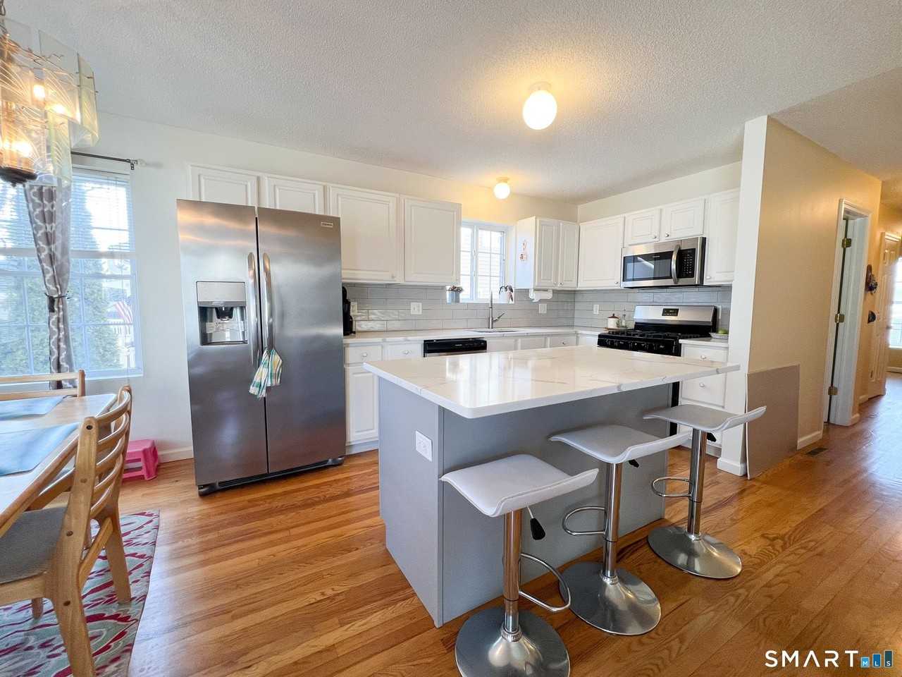 61 Laurel Ave - Photo 4 of 16