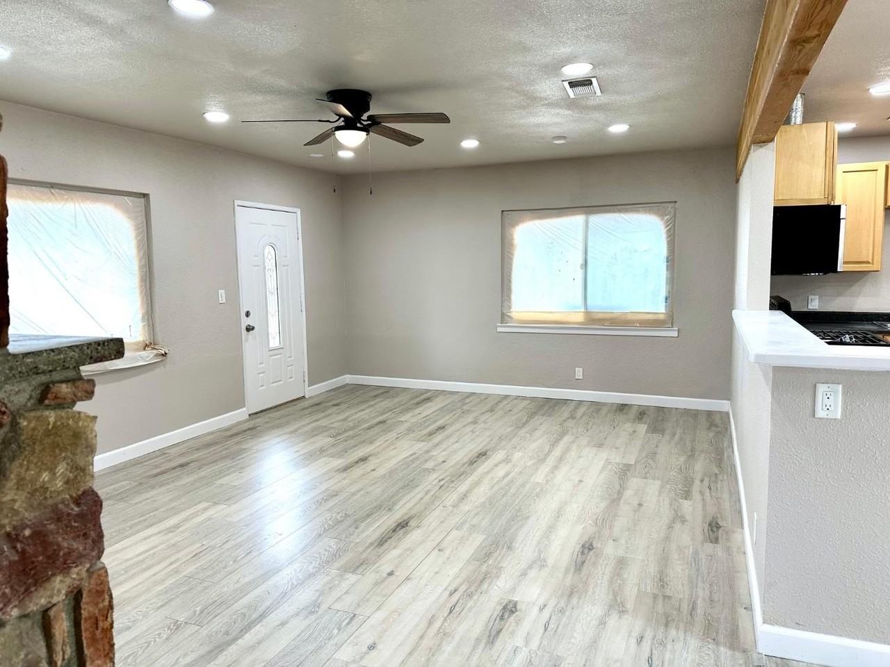 1612 N Normandie St - Photo 4 of 21