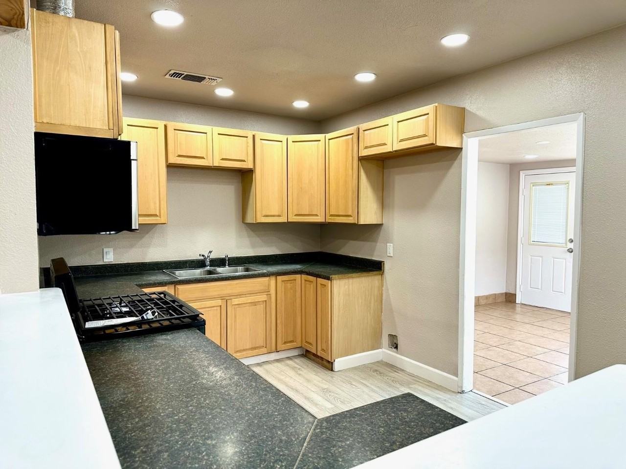 1612 N Normandie St - Photo 5 of 21