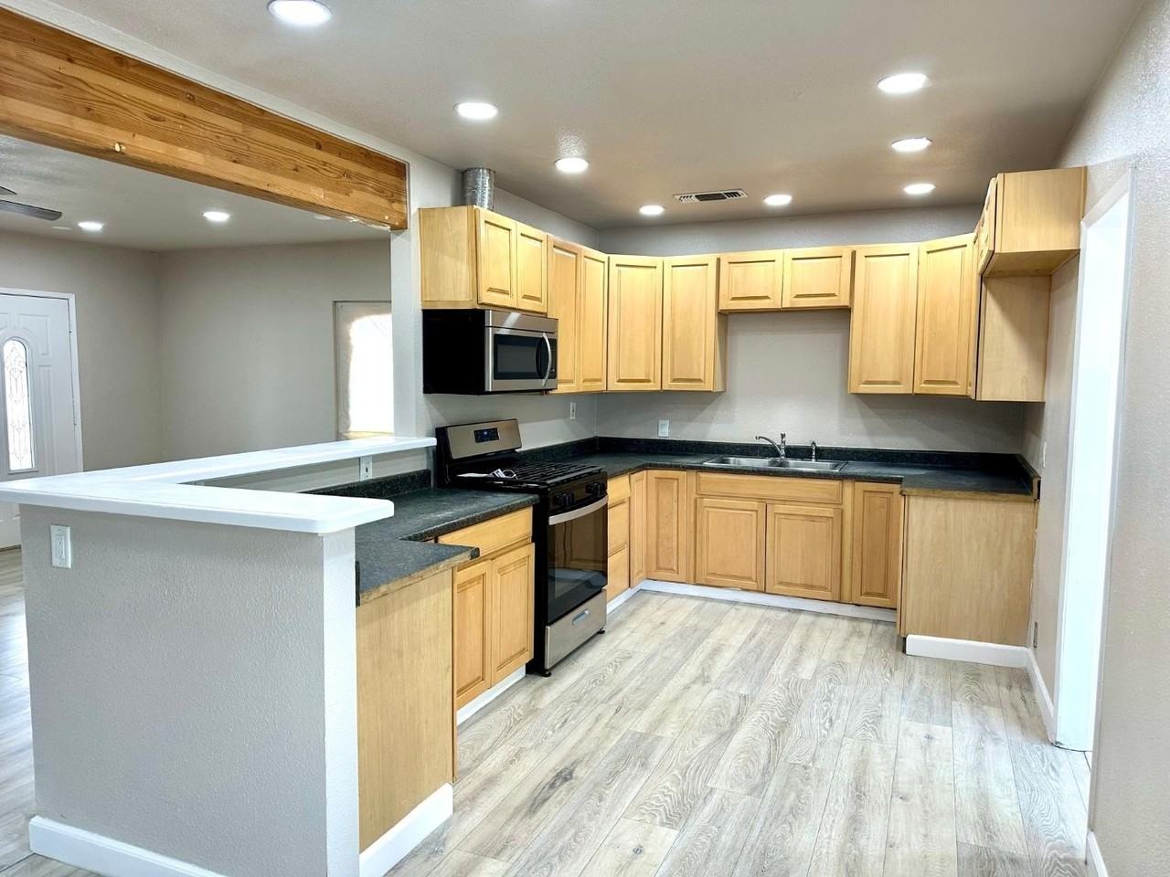 1612 N Normandie St - Photo 6 of 21