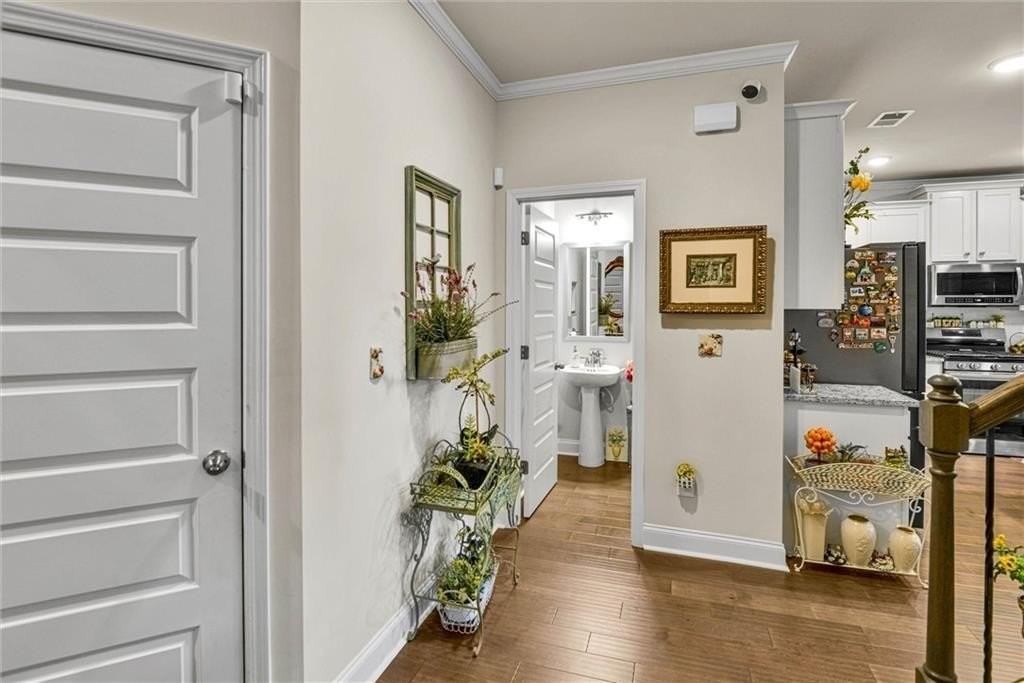 2423 Chene Dr - Photo 4 of 35