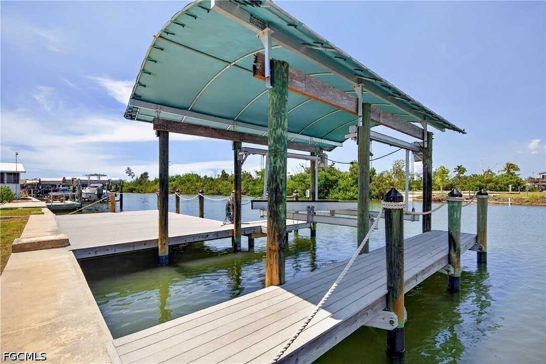 3864 Royal Palm Dr - Photo 3 of 28