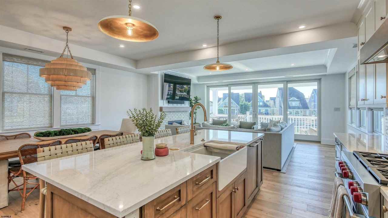 106 N Derby Ave - Photo 5 of 35