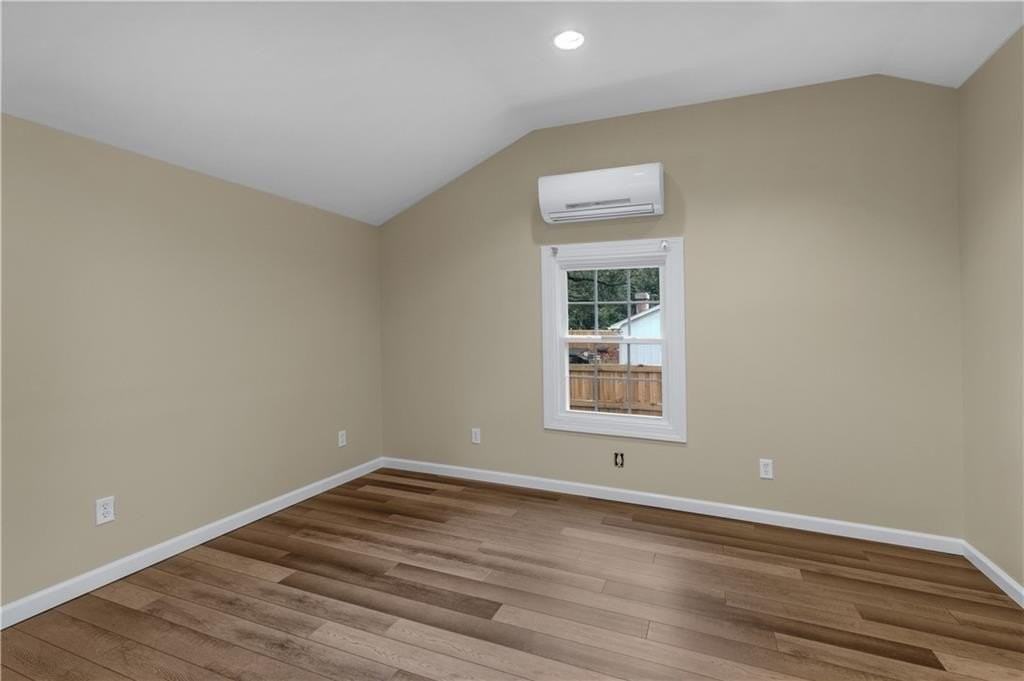 424 Byron Ave E - Photo 6 of 26