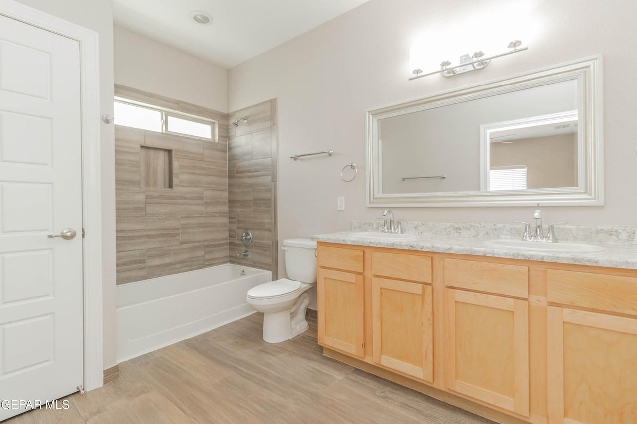14989 Eddie Mullens Ct #B - Photo 5 of 37