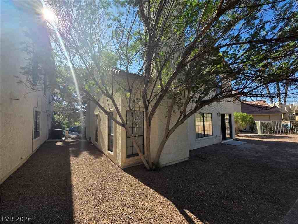 4801 Fiesta Lakes St - Photo 7 of 50