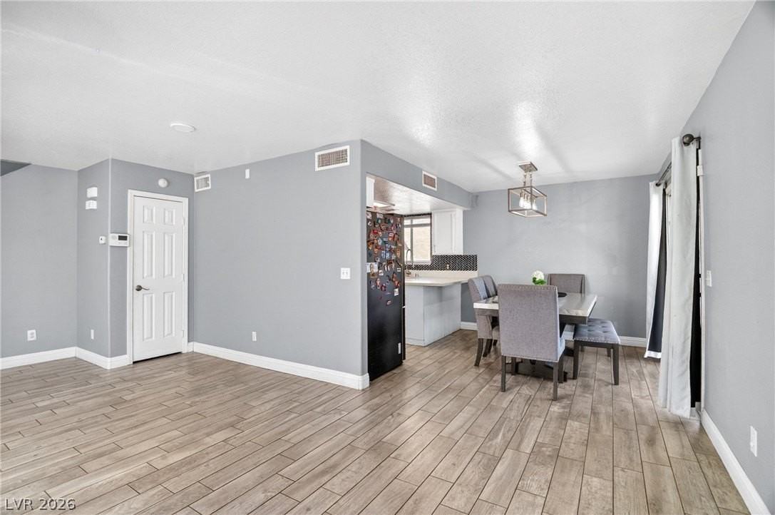 7520 Bowles Dr - Photo 3 of 33