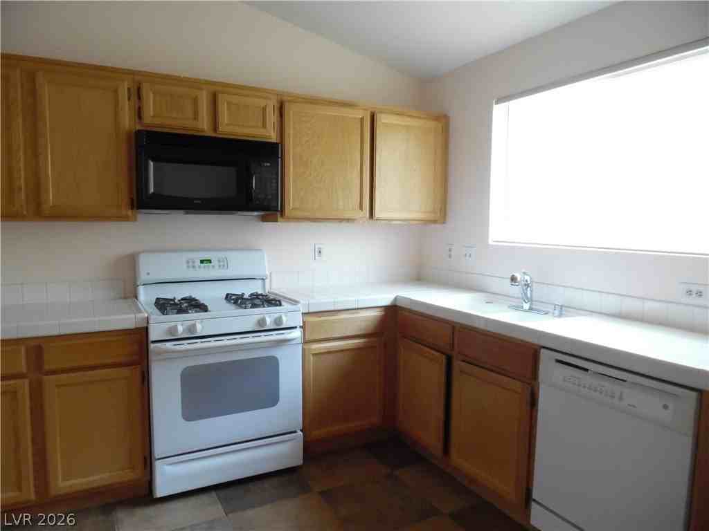 701 Gullwing Ln - Photo 2 of 18