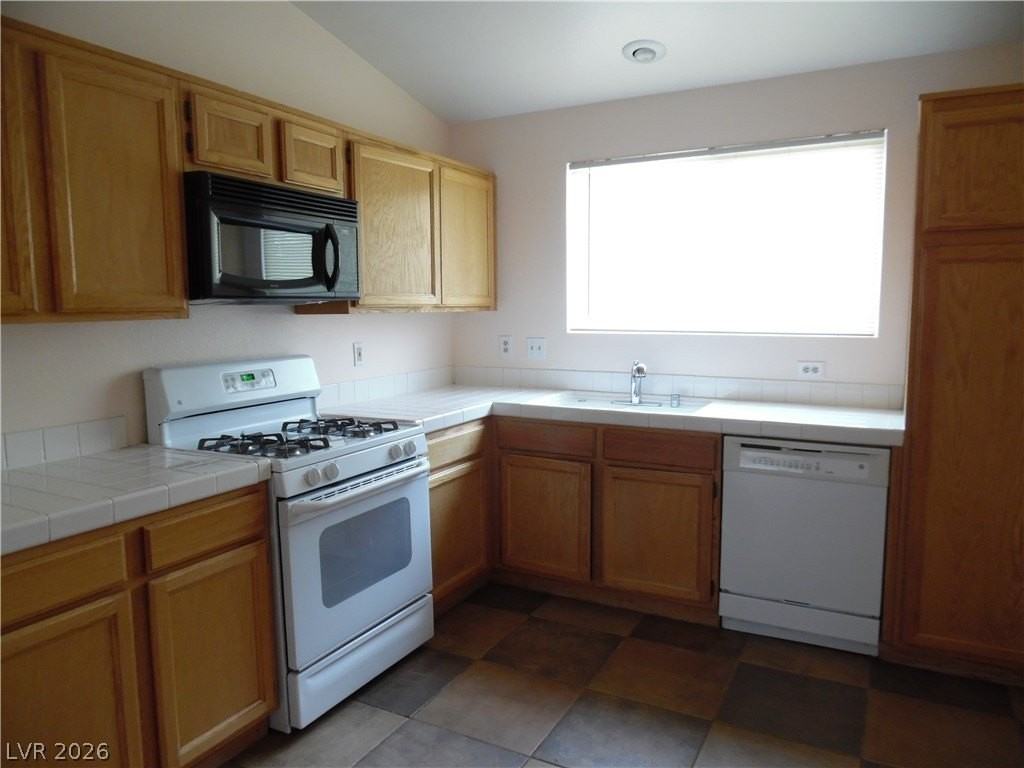 701 Gullwing Ln - Photo 3 of 18