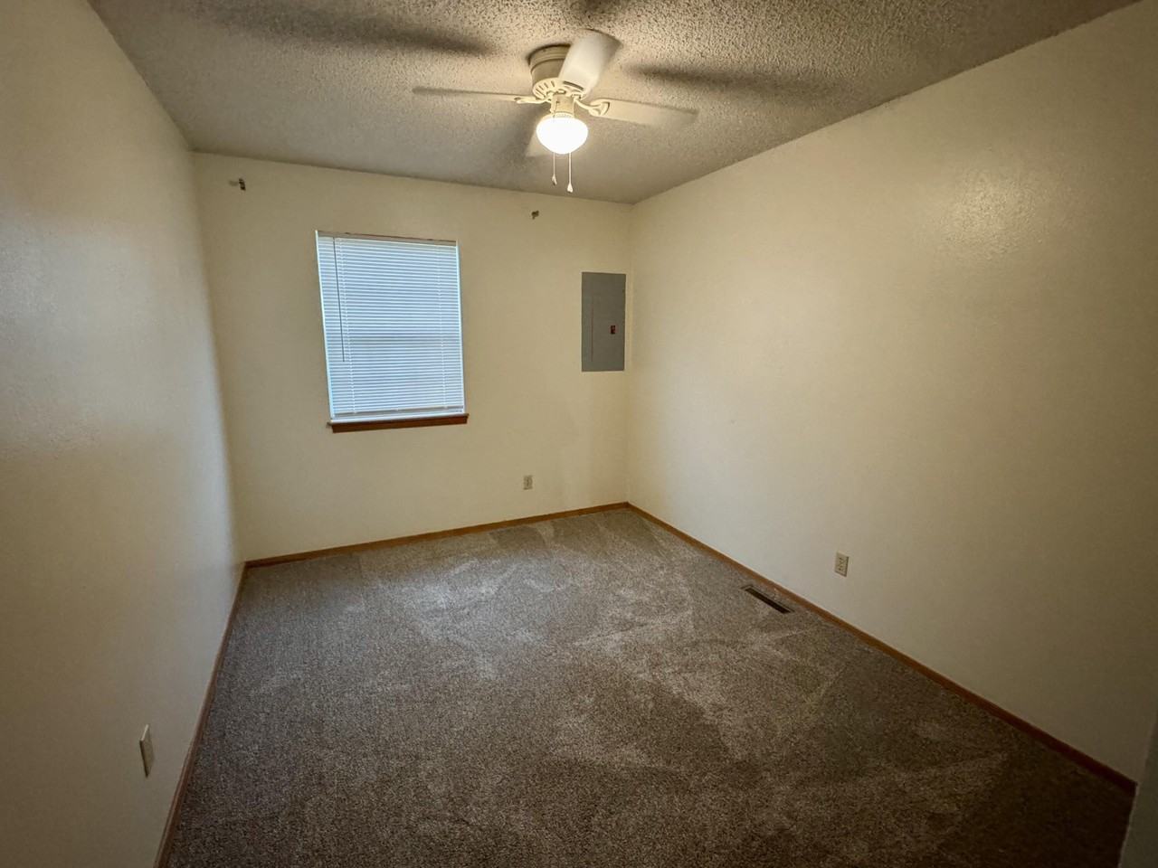 1313 E 12th St - Photo 3 of 16