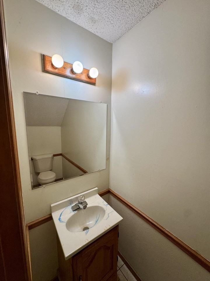 1313 E 12th St - Photo 5 of 16