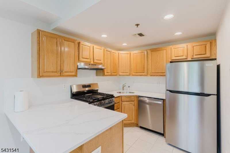 323 Jackson St #301 - Photo 5 of 17