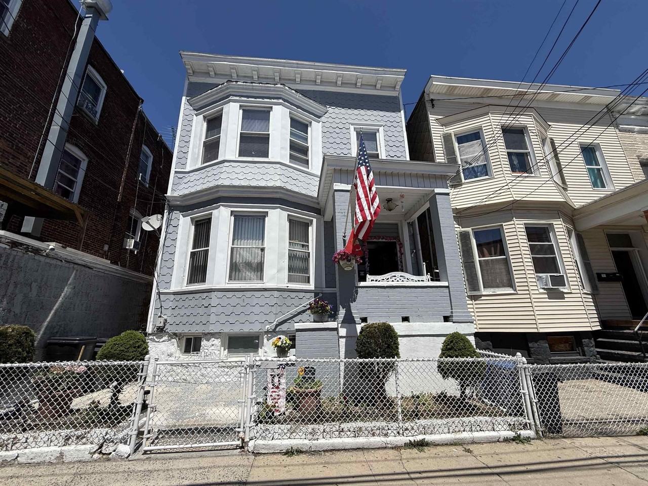 406 67th St - Photo 2 of 10