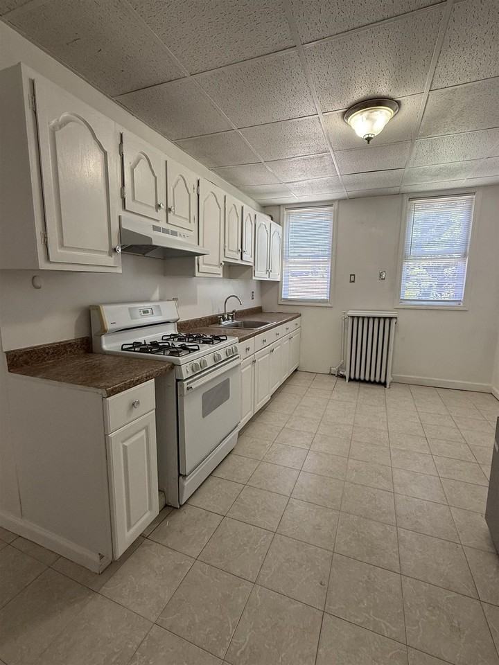 406 67th St - Photo 3 of 10