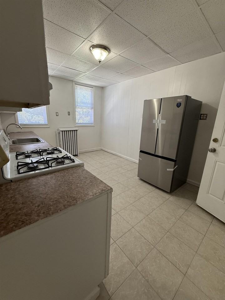 406 67th St - Photo 4 of 10