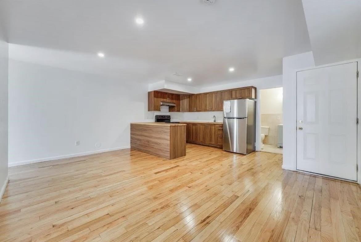 283 Winfield Ave #1 - Photo 5 of 15
