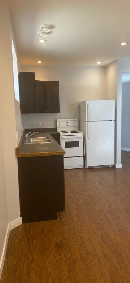 415 Lorne St #B - Photo 3 of 16