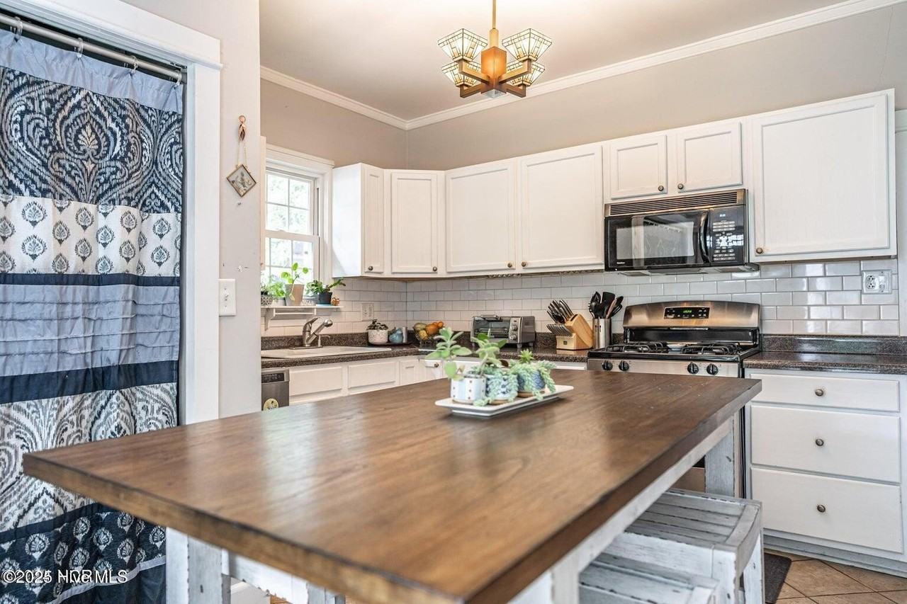 555 N May St - Photo 7 of 16