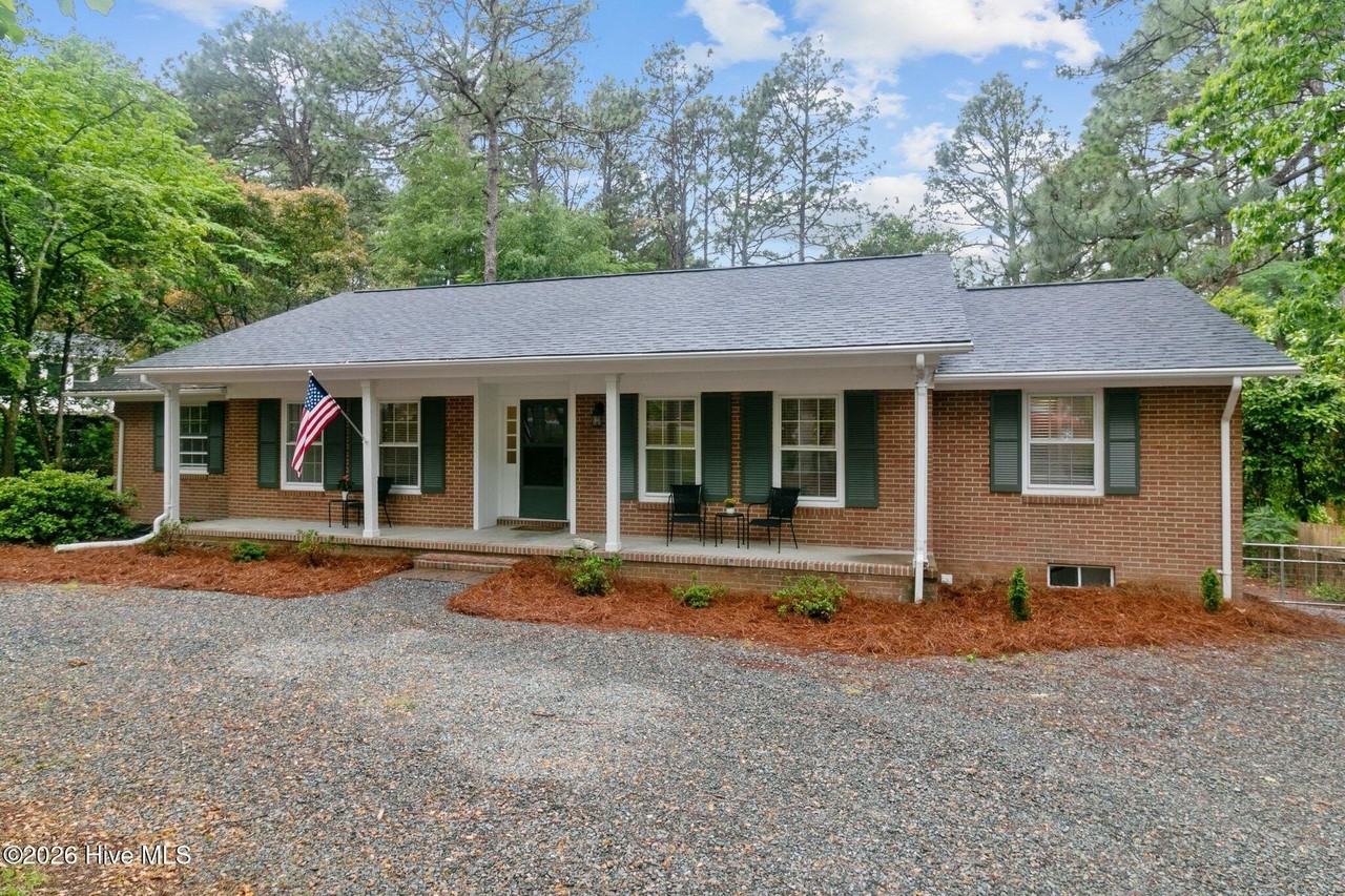 450 Crestview Rd - Photo 3 of 40