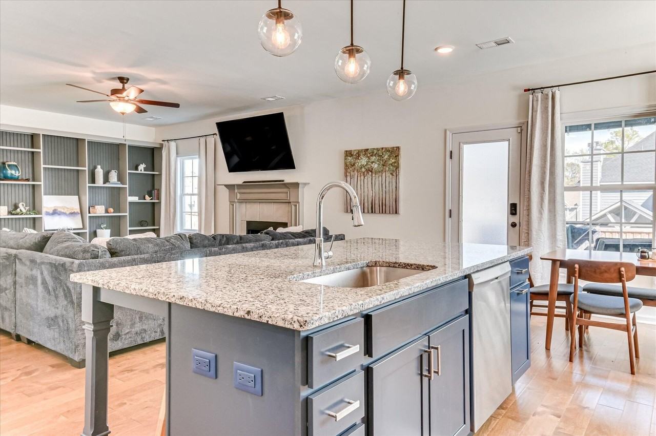 251 Haverford Dr - Photo 4 of 50