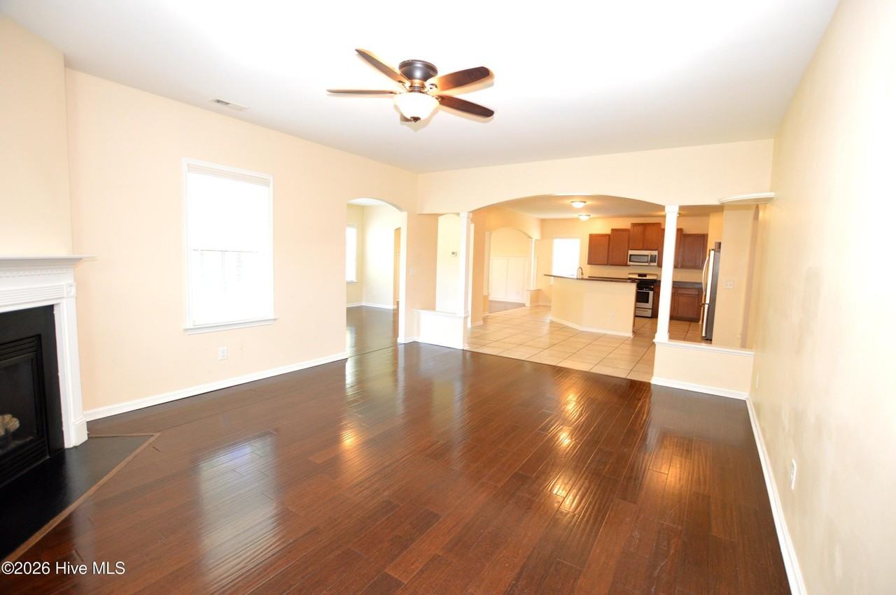 919 Stagecoach Dr - Photo 4 of 31