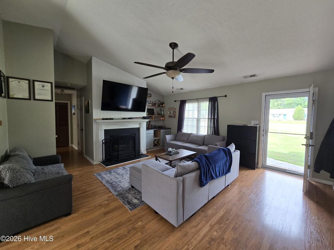 204 Winterberry Ct - Photo 4 of 14