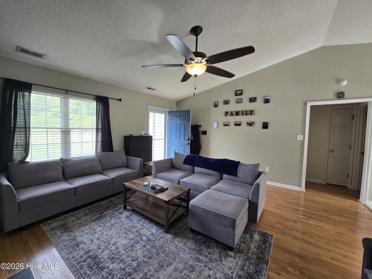 204 Winterberry Ct - Photo 5 of 14
