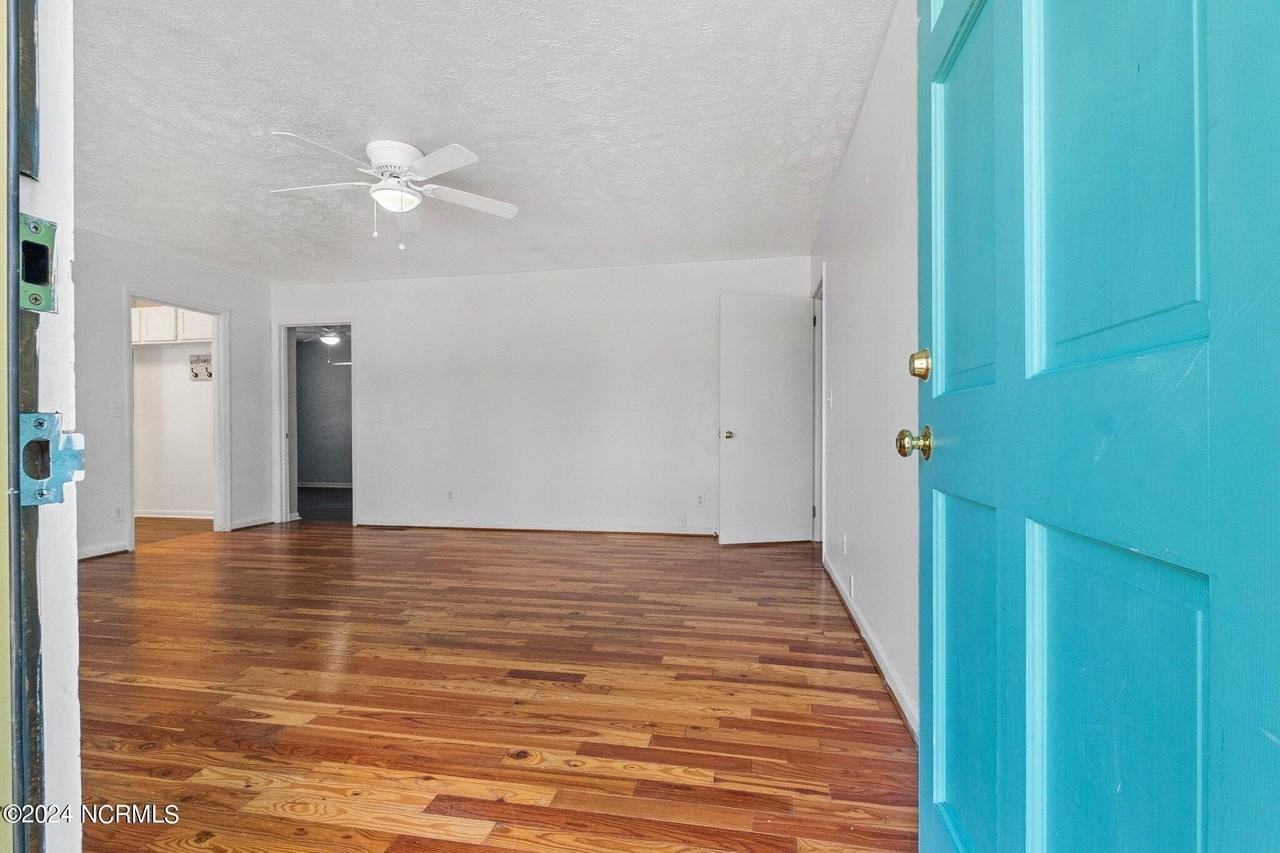 1708 N Poplar St - Photo 4 of 26