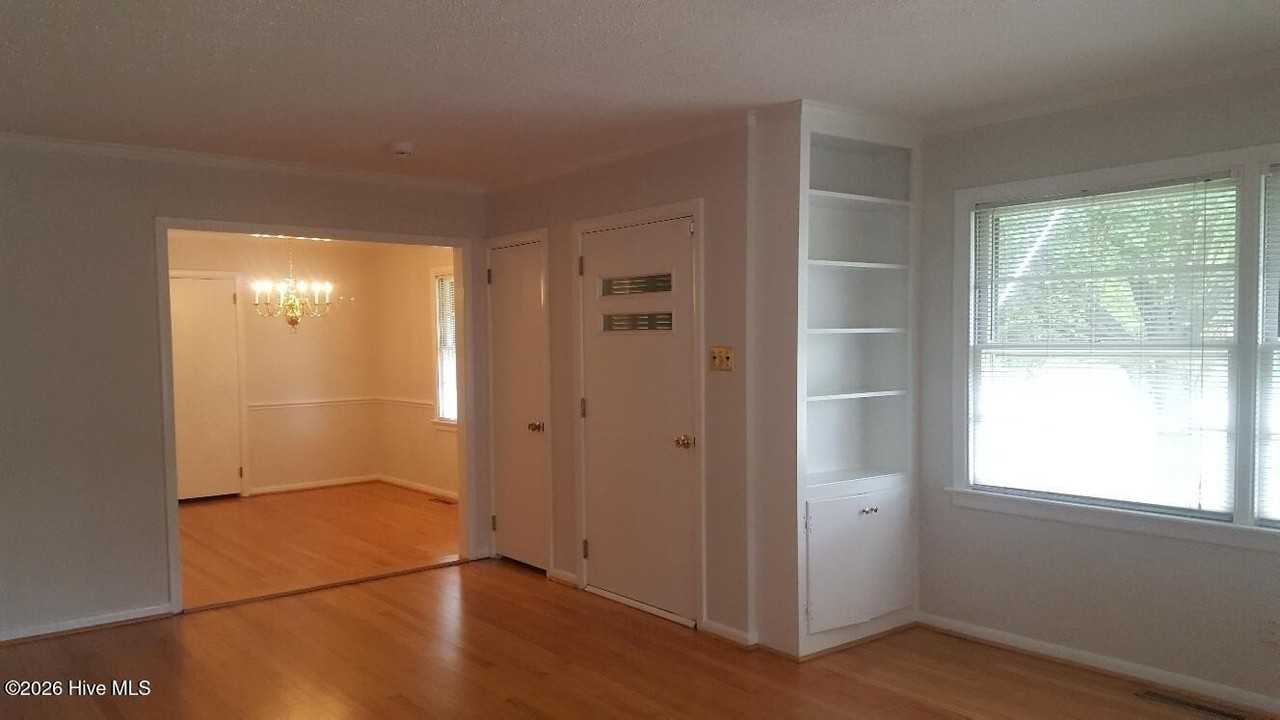 402 S Madison Ave - Photo 5 of 11