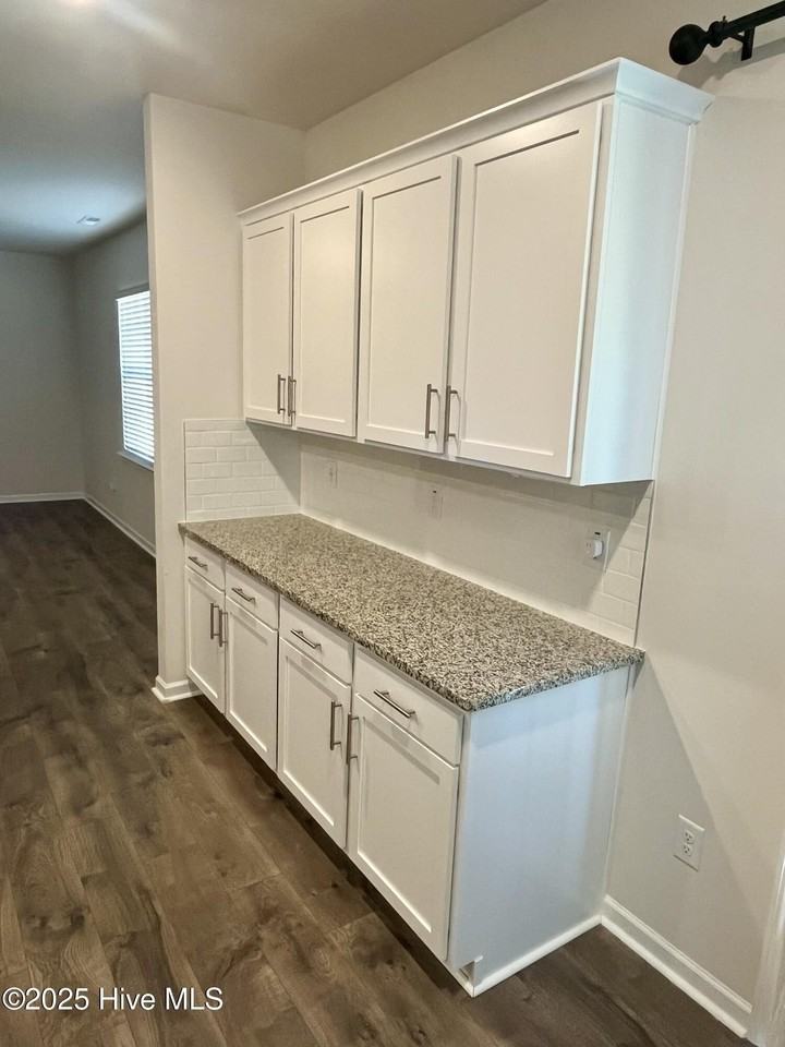 298 Robert Pl - Photo 6 of 34