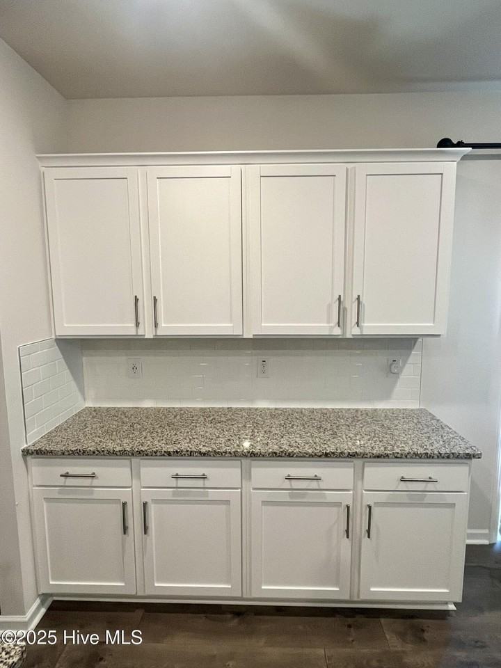 298 Robert Pl - Photo 7 of 34