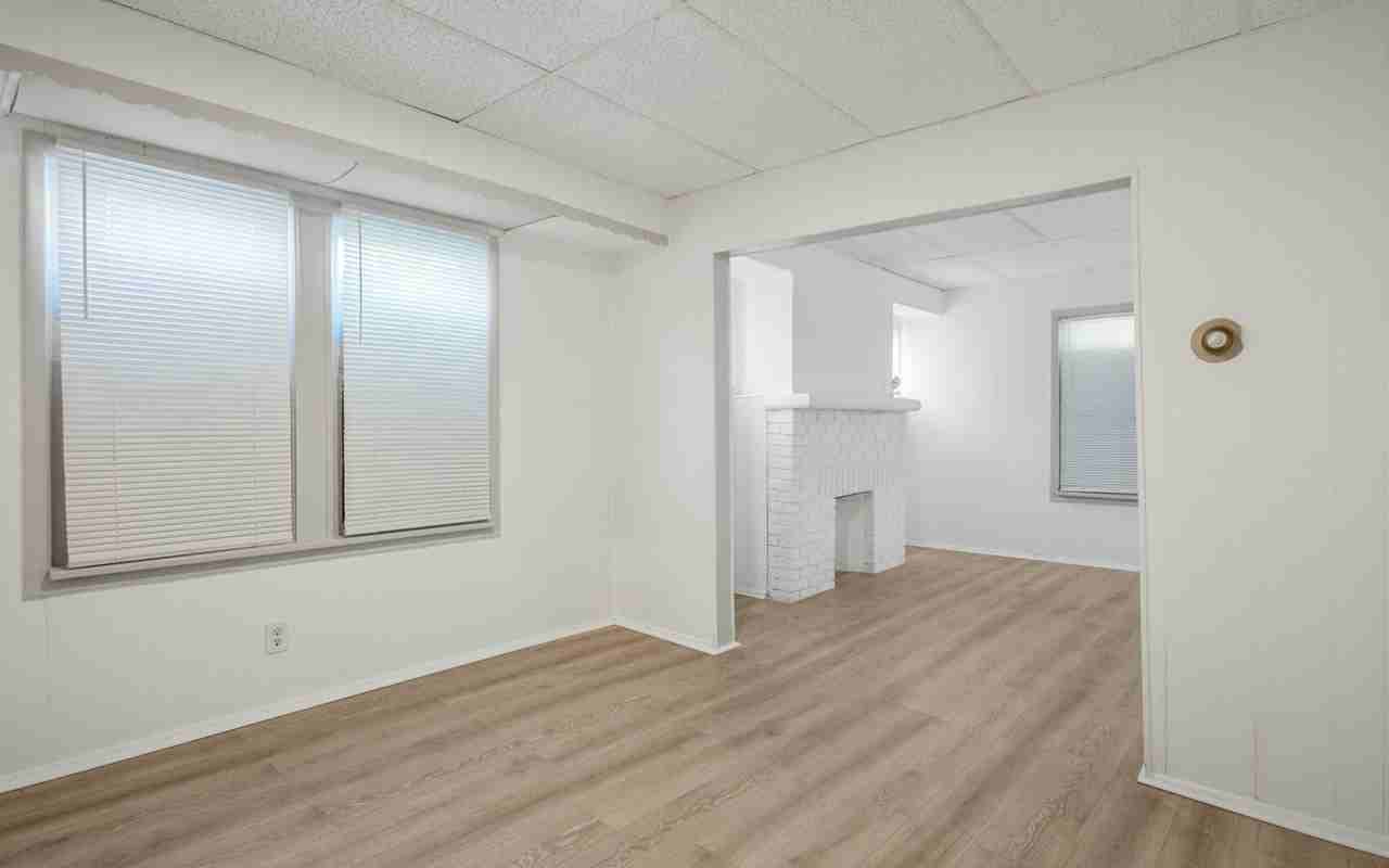1554 Larchmont Road, Unit B - Photo 3 of 26