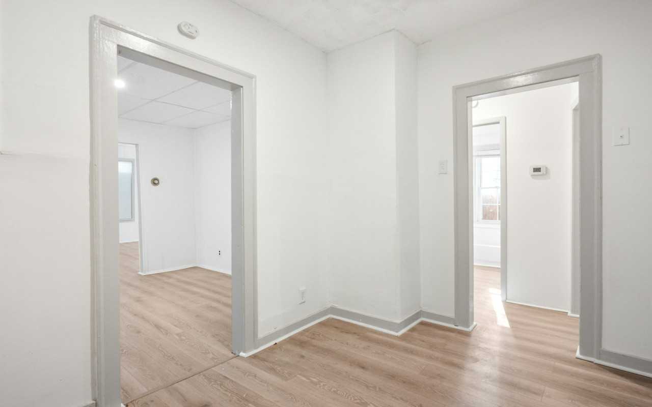 1554 Larchmont Road, Unit B - Photo 5 of 26