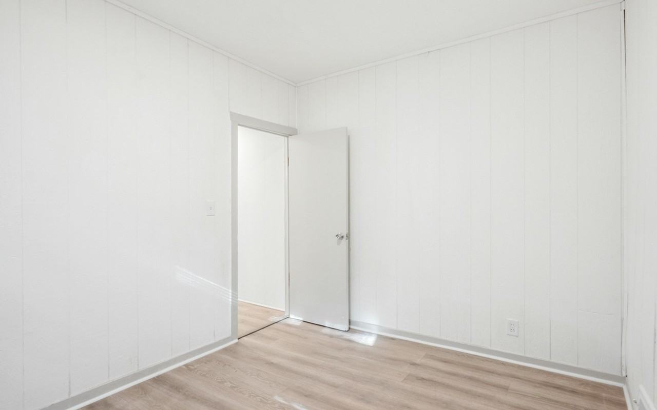 1554 Larchmont Road, Unit B - Photo 7 of 26